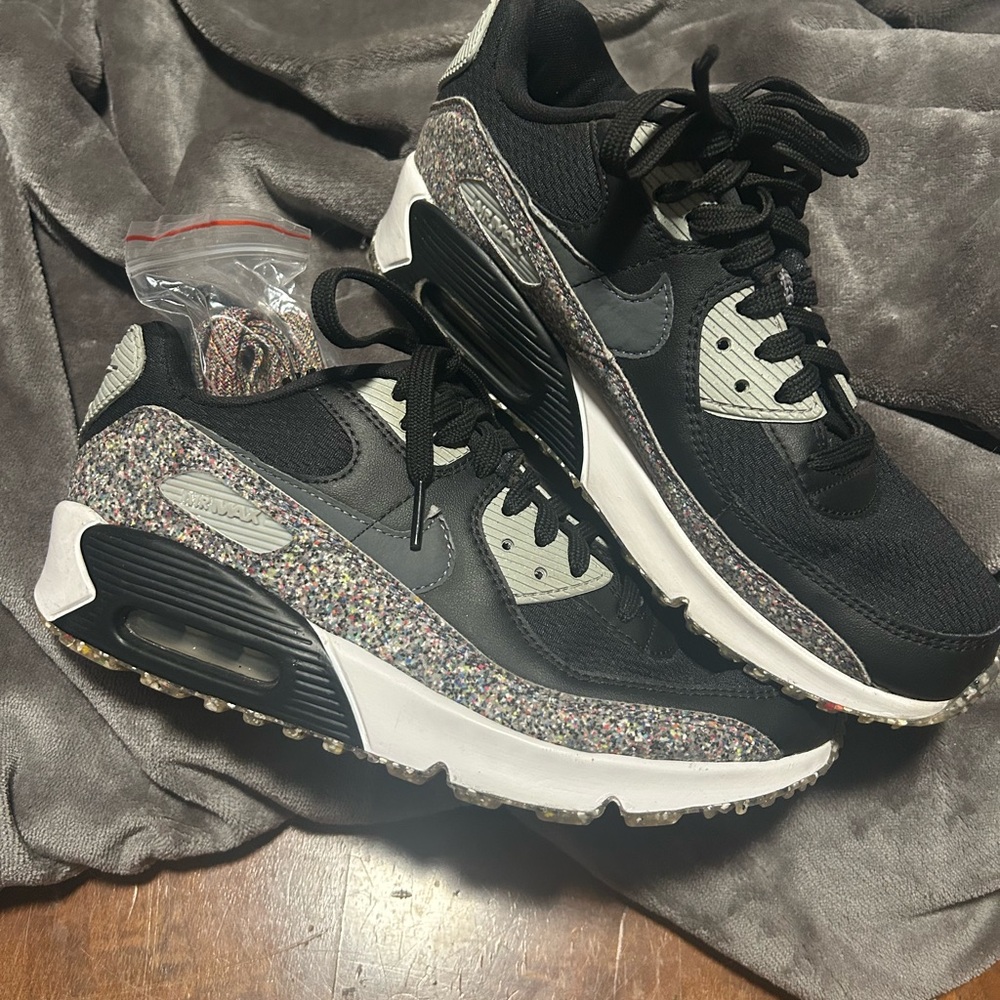 Nike Black Sneakers with multicolored accents comes with extra laces